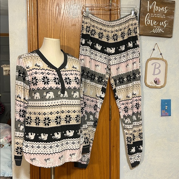 Secret Treasures Polar Bear Pajamas - Size Medium - Picture 1 of 12